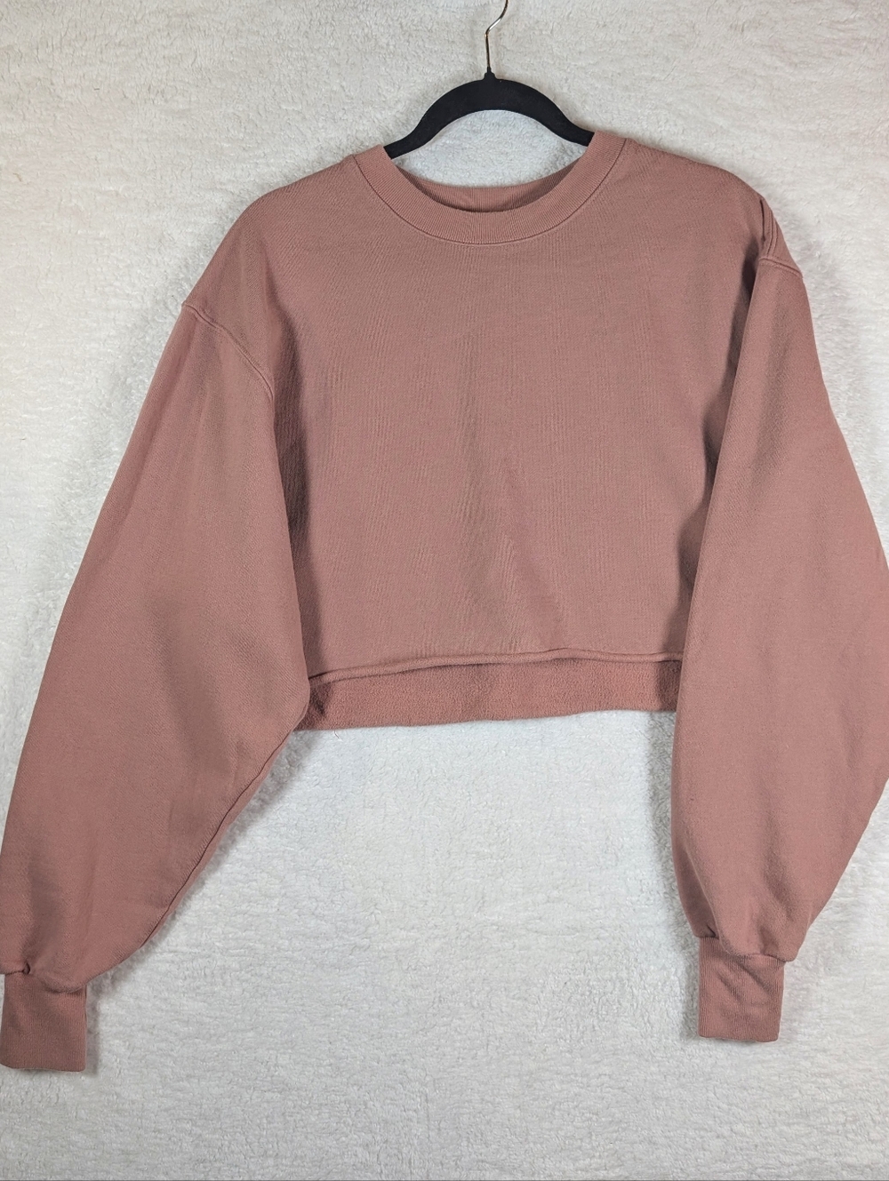 Good American Cropped Crewneck Sweatshirt in Dusty Rose - Picture 2 of 6